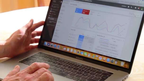 Предприниматель Проверяет Свои Данные Google Analytics Apple Macbook Pro — стоковое видео