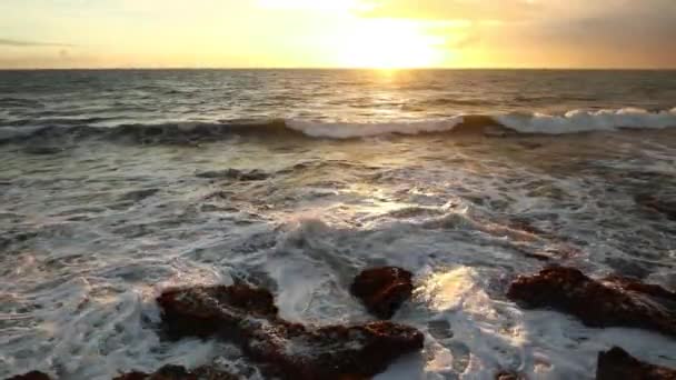 Onde Sulla Spiaggia Che Infrangono Sulle Rocce Tramonto — Video Stock