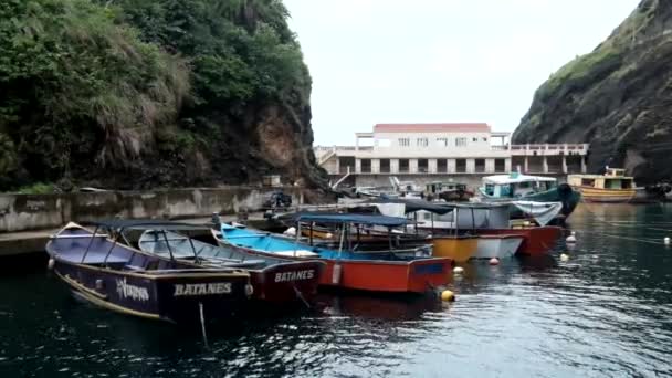 Kolorowe Łodzie Zadokowały Słynnym Molo Basco Batanes Słynne Miejsce Turystyczne — Wideo stockowe