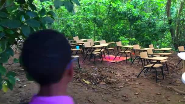 Jovem Caminha Pela Sala Aula Livre Vazia Procura Algo Alguém — Vídeo de Stock