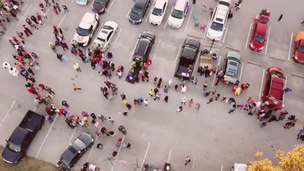 Drohnenaufnahmen Eines Ereignisses Auf Einem Parkplatz — Stockvideo