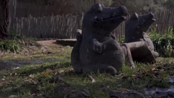 Primer Plano Estatuas Cocodrilo Sentadas Junto Pequeño Arroyo Con Agua — Vídeos de Stock