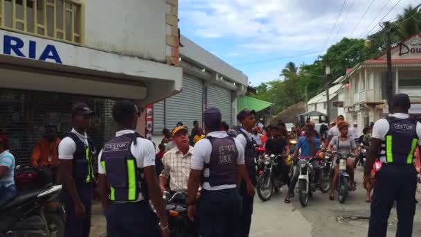 Las Terrenas Yerel Polisi Motosiklet Arabalarda Barikat Kurdu — Stok video