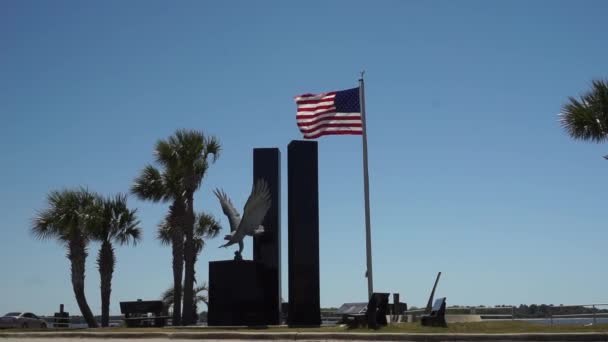 Amerikansk Flagga Vågor Vinden Vid Memorial Panama City Beach Florida — Stockvideo