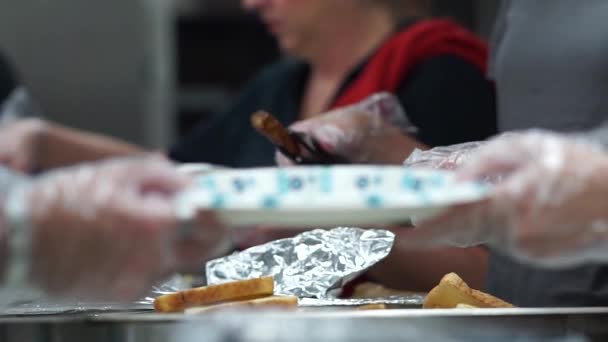 Wolontariusze Serwują Śniadania Lokalnej Jadłodajni — Wideo stockowe