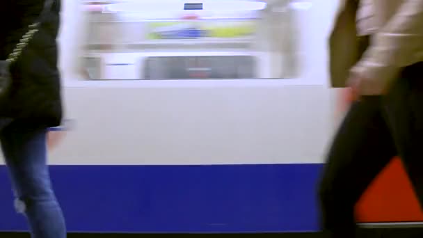 Metro Komt Aan Het Station Londen Mensen Lopen Voorbij Als — Stockvideo