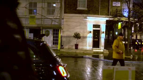 Βροχερή Θέα Στην Οδό Του Λονδίνου Ανθρώπους Περνούν Ομπρέλες Ατμοσφαιρική — Αρχείο Βίντεο