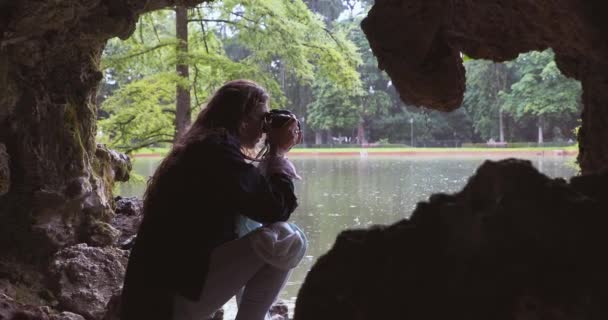 Jovem Mulher Fotografando Natureza — Vídeo de Stock