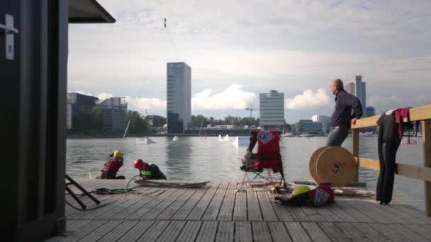 Wakeboarder Απογειώνεται Από Την Προβλήτα Ενώ Ένας Άνθρωπος Θαυμάζει Θέα — Αρχείο Βίντεο