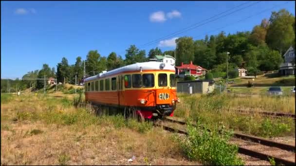 Stary Pociąg Opuszcza Stację — Wideo stockowe