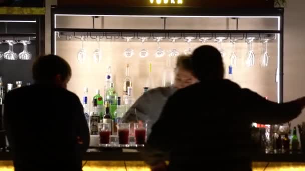 Cantinero Mezclando Bebidas Elegante Bar Los Clientes Que Vienen Orden — Vídeos de Stock