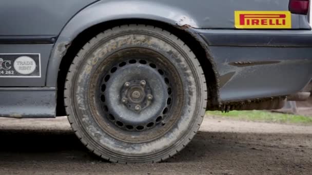 Race Auto Start Volle Snelheid Pedaal Naar Het Metaal — Stockvideo