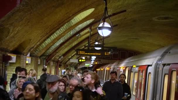 Spousta Lidí Opouští Metro Centru Londýna — Stock video