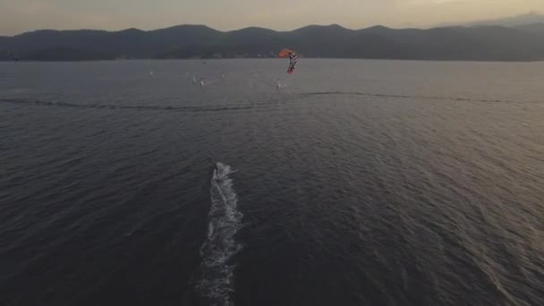 Kiteboarden Truc Bij Een Zonsondergang Sessie Zee — Stockvideo