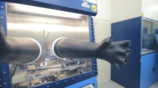Scienziati Che Lavorano Impianto Nanofabrication Cleanroom — Video Stock