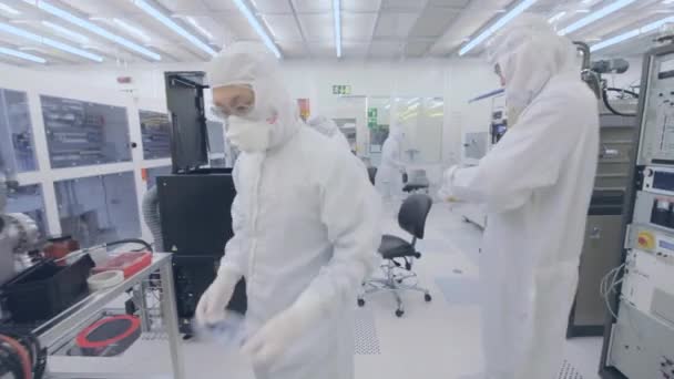 Wissenschaftler Arbeiten Einer Reinraumanlage Für Nanofabrikation — Stockvideo