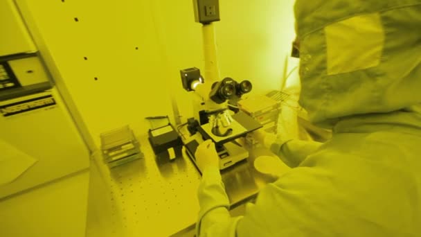 Wetenschappers Werken Een Microscoop Microsystems Cleanroom Facility — Stockvideo