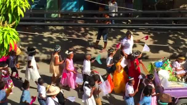 Dominikai Gyerekek Sétálnak Zászlókat Tartanak Multikulturális Karneváli Felvonuláson Las Terrenasban — Stock videók