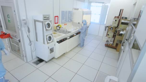 Científicos Trabajando Una Instalación Sala Limpia Semiconductores — Vídeos de Stock