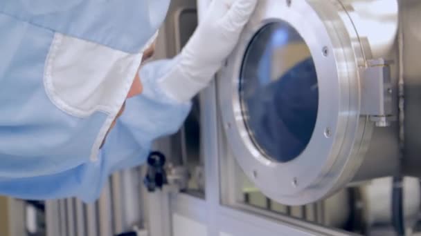 Wetenschappers Werken Een Halfgeleider Cleanroom Faciliteit — Stockvideo