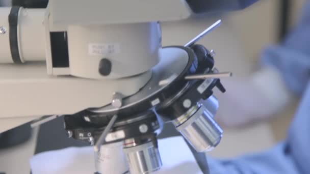 Науковці Працюють Мікроскоп Ятому Чистковому Приміщенні — стокове відео
