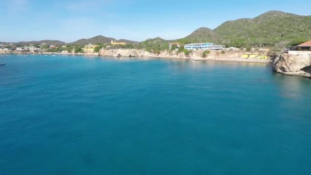 Αεροφωτογραφία Πλησιάζει Την Ακτή Του Νησιού Από Φωτεινό Μπλε Κρυστάλλινα — Αρχείο Βίντεο