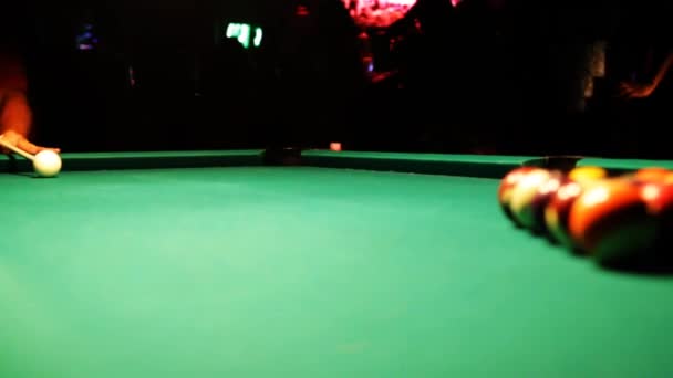 Bilardo Oyuncusu Üçgen Rafını Kırmak Için Ilk Darbeyi Alıyor — Stok video