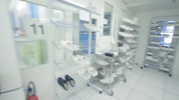 Een Groep Wetenschappers Betreedt Een Nanofabrication Cleanroom Facility — Stockvideo