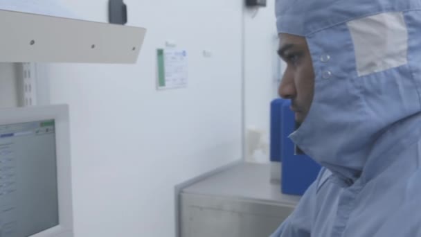 Nanofabrikasyon Temizlik Tesisi Nde Çalışan Bilim Adamları — Stok video