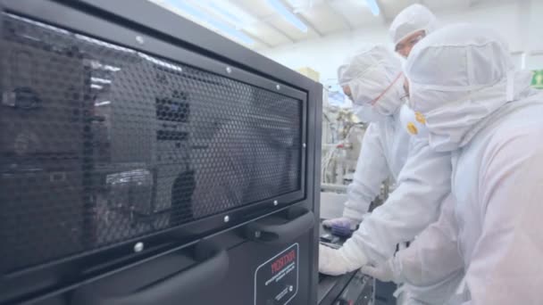 Cientistas Que Trabalham Uma Instalação Nanofabricação Cleanroom — Vídeo de Stock