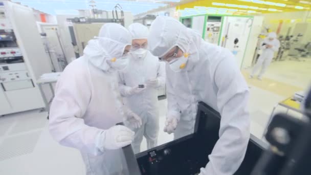 Wetenschappers Werken Een Nanofabrication Cleanroom Facility — Stockvideo