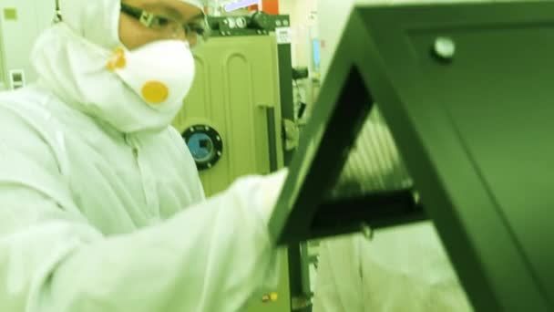 Cientistas Que Trabalham Uma Instalação Nanofabricação Cleanroom — Vídeo de Stock