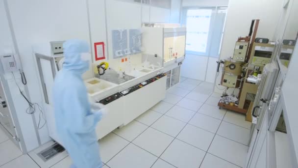 Επιστήμονες Που Εργάζονται Εγκαταστάσεις Καθαρισμού Ημιαγωγών — Αρχείο Βίντεο