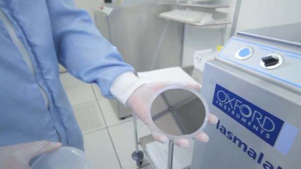 Wetenschappers Werken Een Nanofabrication Cleanroom Facility — Stockvideo