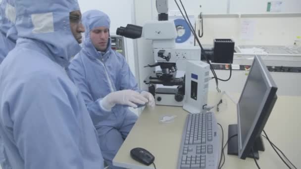 Cientistas Trabalhando Microscópio Nanofabrication Cleanroom Facility — Vídeo de Stock