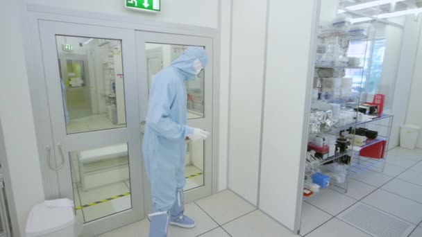 Wetenschapper Loopt Door Nano Technology Cleanroom Facility — Stockvideo