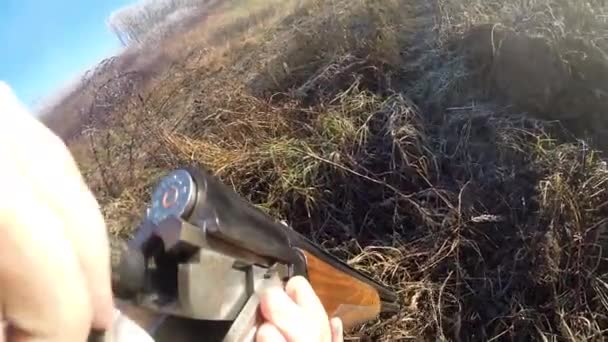 在狩猎时装载霰弹枪 Pov — 图库视频影像