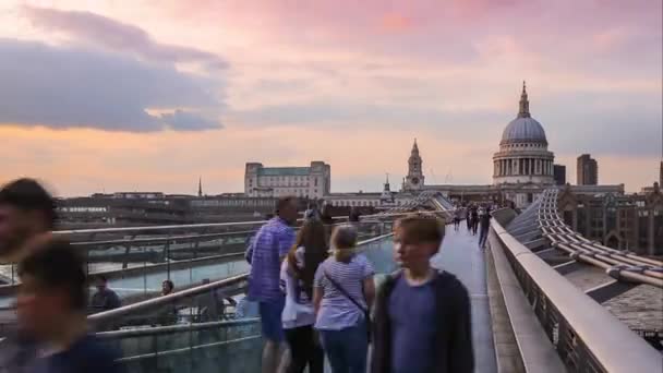 Timelapse Millenium Bridge Leading Paul Cathedral — Stock Video