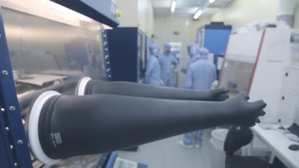 Vědci Pracující Čistícím Zařízení Nanofabrikace — Stock video