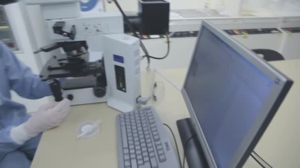 Cientistas Trabalhando Microscópio Nanofabrication Cleanroom Facility — Vídeo de Stock