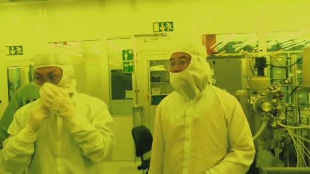 Wissenschaftler Arbeiten Einer Reinraumanlage Für Mikrosysteme — Stockvideo