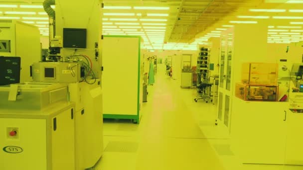 Wetenschappers Werken Een Microsystems Cleanroom Facility — Stockvideo