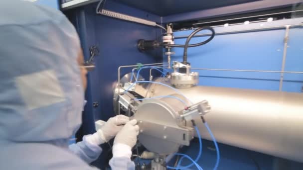 Wetenschappers Werken Een Nanofabrication Cleanroom Facility — Stockvideo