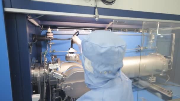 Cientistas Que Trabalham Uma Instalação Nanofabricação Cleanroom — Vídeo de Stock