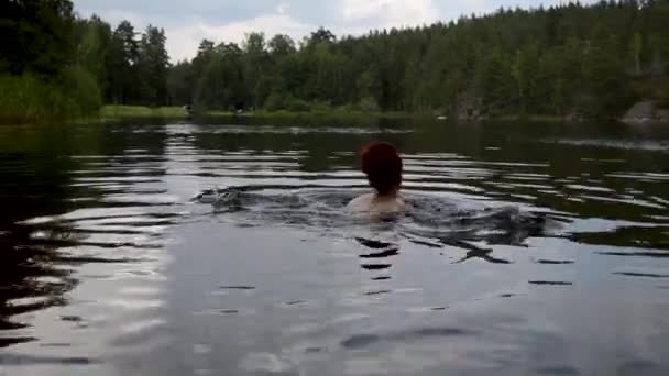 Femme Qui Nage Dans Lac — Video