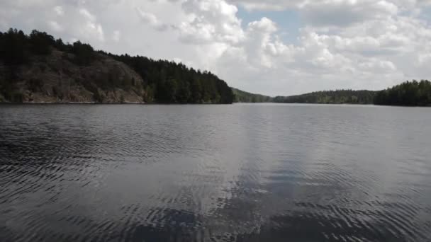 Vista Sobre Lago Día Soleado Nublado — Vídeo de stock