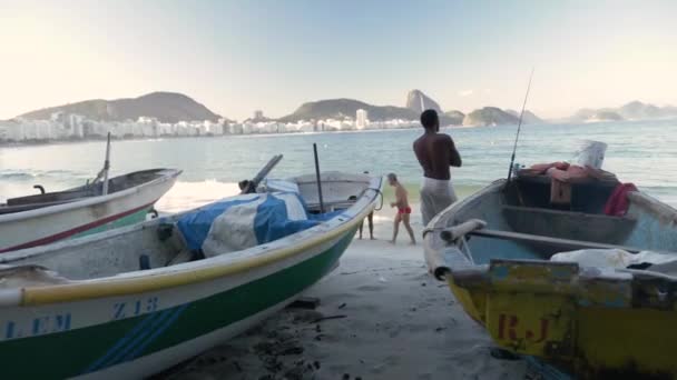 Рыбак Смотрит Море Рио Жанейро — стоковое видео