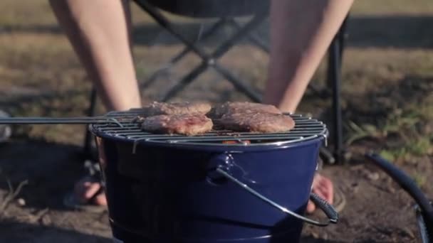 Burgers Koken Draagbare Buiten Bbq Dag Zonsondergang — Stockvideo