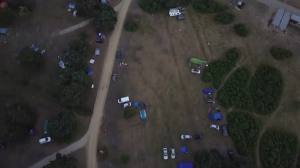 Drone Vista Aérea Panning Revelando Hill Acampamento Local New Forest — Vídeo de Stock