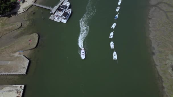 Drone Vista Aerea Della Barca Sul Fiume Beaulieu New Forest — Video Stock